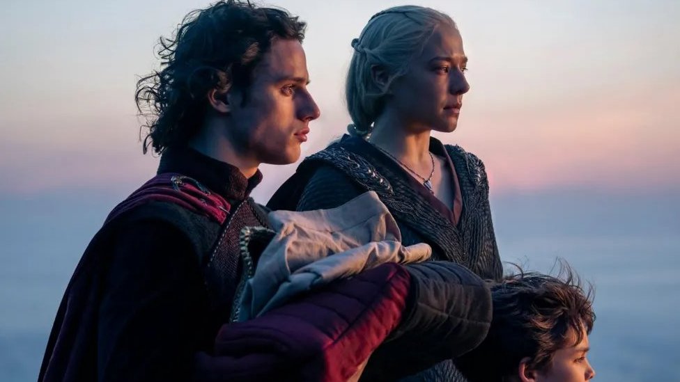 Kuća zmaja, sezona druga: Zmajevi, tugovanje i porodični ratovi 1 U drugoj sezoni su se podelile kuće Targarjena i Velariona