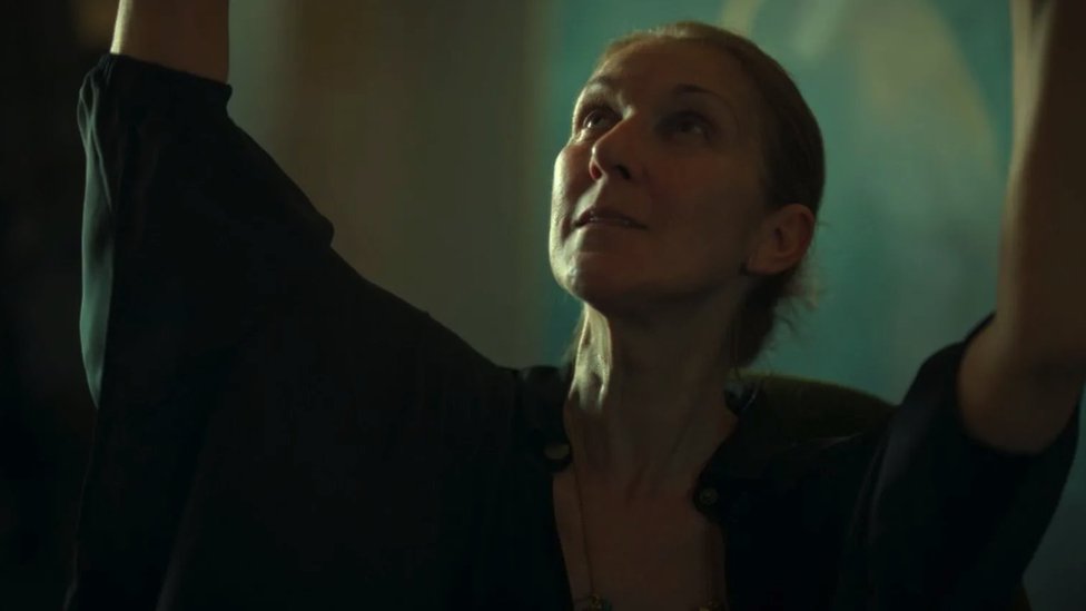 Muzika: Pevačica Selin Dion poručuje da se vraća na binu uprkos neizlečivoj bolesti 2 U novom dokumentarnom filmu, Selin Dion govori o tome kako se bori sa sindromom ukočene osobe