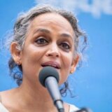 Indija i ljudska prava: Poznatoj književnici Arundati Roj preti suđenje i zatvor zbog komentara od pre 14 godina 4