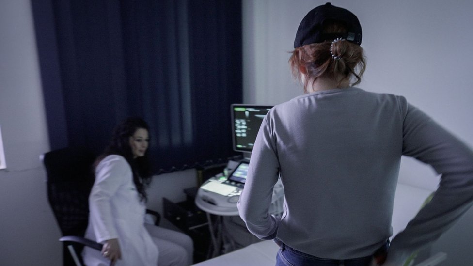 „Ne bih ovo radila da nije novca“: Kako je rat u Ukrajini promenio svetsku trgovinu surogat majčinstvom 1 Devojka na ginekološkom pregledu