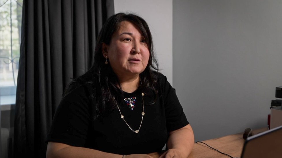 „Ne bih ovo radila da nije novca“: Kako je rat u Ukrajini promenio svetsku trgovinu surogat majčinstvom 3 Damira Bekbergenova sedi za stolom u kancelariji