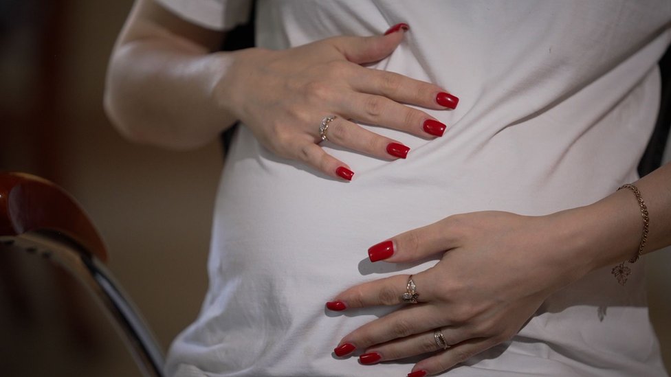 „Ne bih ovo radila da nije novca“: Kako je rat u Ukrajini promenio svetsku trgovinu surogat majčinstvom 4 Stomak trudne žene