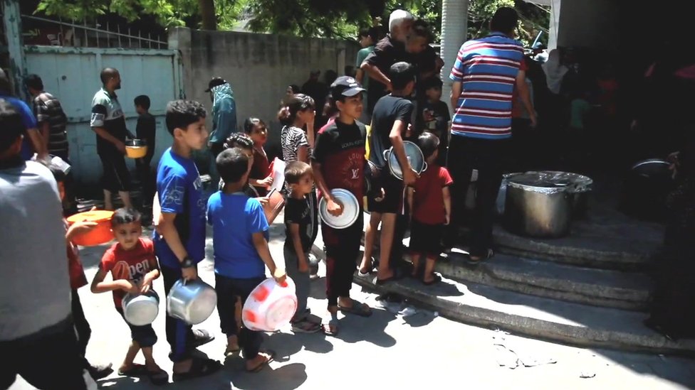 Izrael i Palestinci: Očajna majka moli za hranu za njenu petomesečnu bebu 4 D ugi redovi se stvaraju ispred punktova gde se dele besplatni obroci