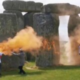 Narandžasti prah po Stounhendžu uoči najdužeg dana u godini u protestu protiv nafte 5