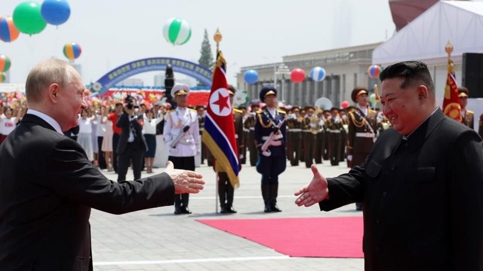 Severna Koreja i Rusija: Limuzina, servis za čaj i 'biste' među poklonima koje su razmenili Putin i Kim 1 kim i putin