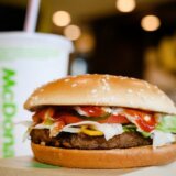 Veštačka inteligencija: Mekdonalds odustaje od poručivanja uz pomoć tehnologije posle bizarnih porudžbina 5