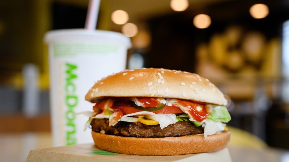 Veštačka inteligencija: Mekdonalds odustaje od poručivanja uz pomoć tehnologije posle bizarnih porudžbina 1 mekdonalds, burgeri