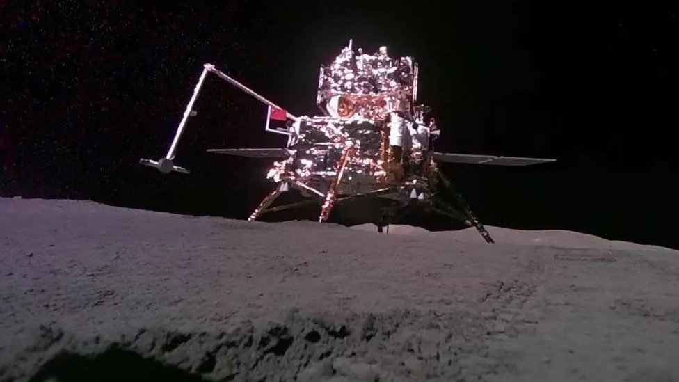 Svemirska istraživanja: Kineska letelica donela na Zemlju uzorke tla i stena sa udaljene strane Meseca 1 kineska letelica na Mesecu