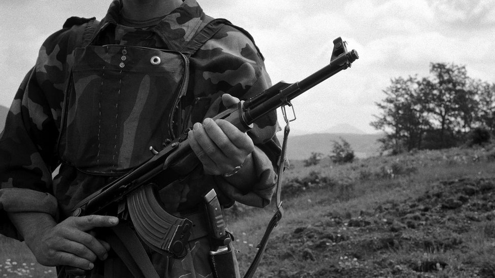 „Mislio sam da sam jedini kojem se ovo dogodilo": Muškarci silovani tokom rata na Kosovu prekidaju ćutanje 1 Procenjuje se da je između 10.000 i 20.000 ljudi doživelo seksualno nasilje tokom rata na Kosovu 1998-1999. godine