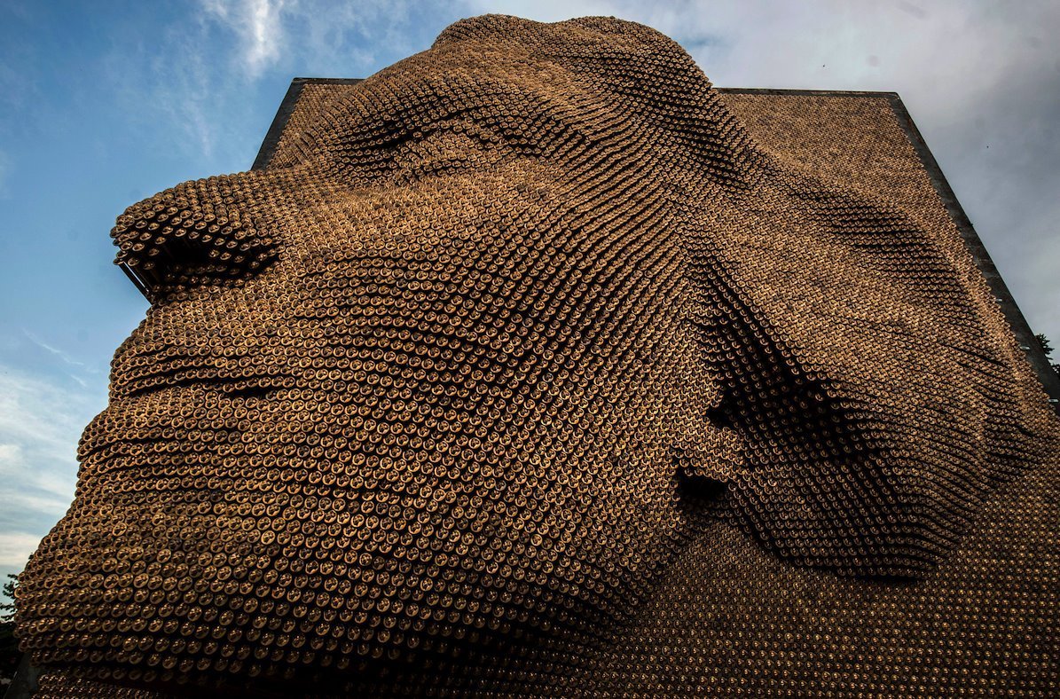 „Mislio sam da sam jedini kojem se ovo dogodilo": Muškarci silovani tokom rata na Kosovu prekidaju ćutanje 2 Spomenik „Heroine" u centru Prištine posvećen je Albankama koje su pretrpele seksualno nasilje tokom rata, a podignut je 2015. godine - muškarcima je trebalo više vremena da ispričaju šta su preživeli