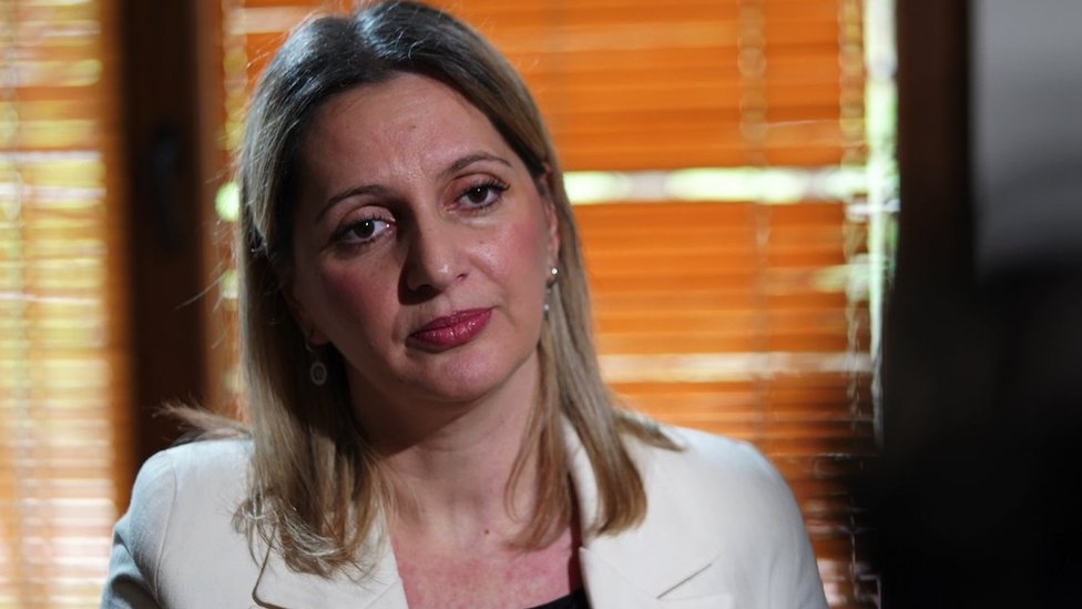 „Mislio sam da sam jedini kojem se ovo dogodilo": Muškarci silovani tokom rata na Kosovu prekidaju ćutanje 5 Selvi Izeti je psihološkinja KRCT-a, koja radi na rehabilitaciji ljudi koji su preživeli silovanje za vreme rata