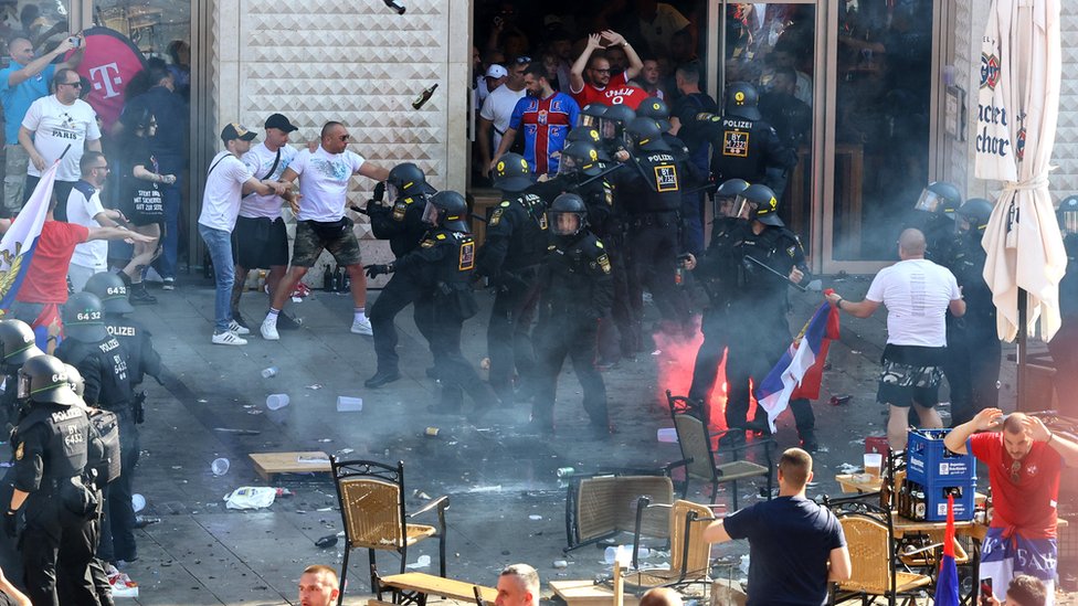 Euro 2024: Srbija protiv Danske za ostanak, sukob navijača i policije pred meč 3 Navijači, srpski navijači, sukob srpskih navijača i policije