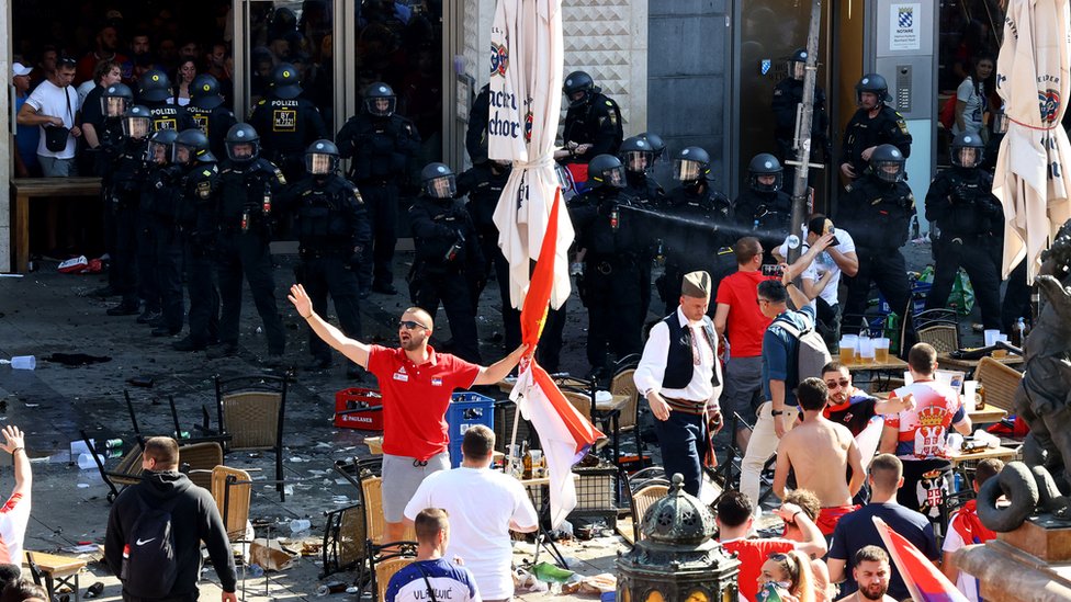 Euro 2024: Srbija protiv Danske za ostanak, sukob navijača i policije pred meč 5 Navijači