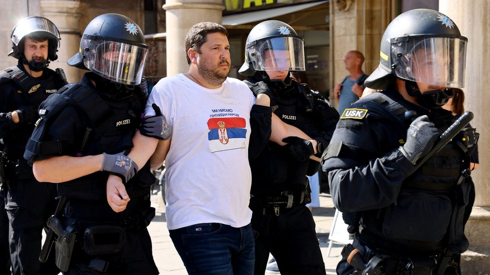 Euro 2024: Srbija protiv Danske za ostanak, sukob navijača i policije pred meč 4 Navijači, srpski navijači, sukob srpskih navijača i policije