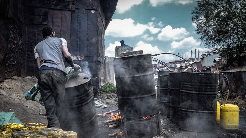 Trovanje metanolom: Kako telo reaguje na ilegalna alkoholna pića 5 Muškarac u siromašnom delu Kenije pomera burad sa ilegalnom rakijom zvanom čanga