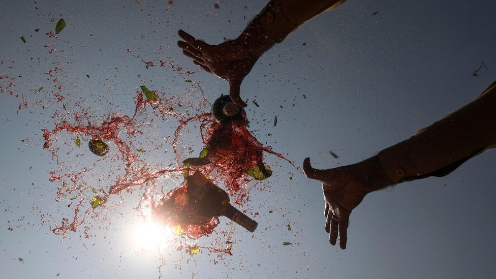 Trovanje metanolom: Kako telo reaguje na ilegalna alkoholna pića 9 Uništavanje alkohola u Pakistanu