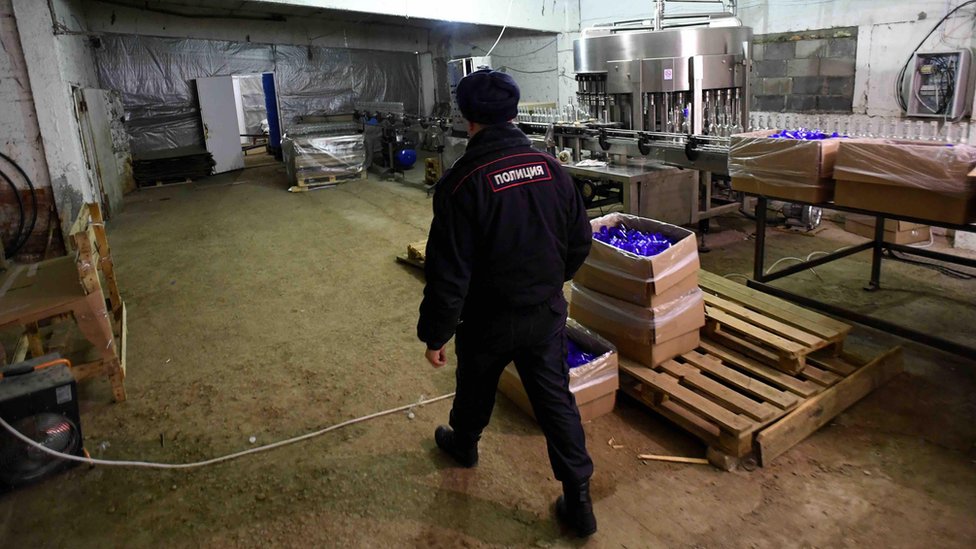 Trovanje metanolom: Kako telo reaguje na ilegalna alkoholna pića 11 Policajac u ilegalnoj destileriji votke u selu Kučki u blizini Moskve 2016.