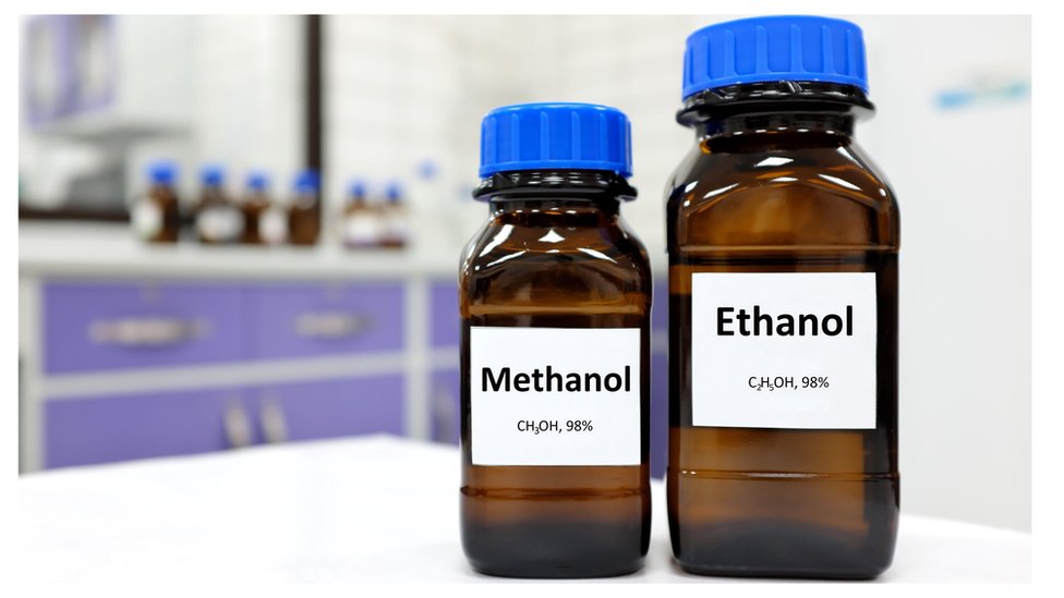 Trovanje metanolom: Kako telo reaguje na ilegalna alkoholna pića 13 Fkašice metanola i etanola sa napisanim hemijskim jedinjenjima od kojih su napravljena