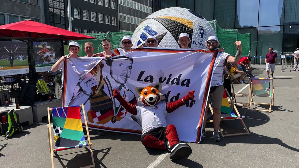 Euro 2024: Dnevnik iz voza - bavarske kobasice, vikinzi i major Tom 1 Nemački navijači u Dortmundu