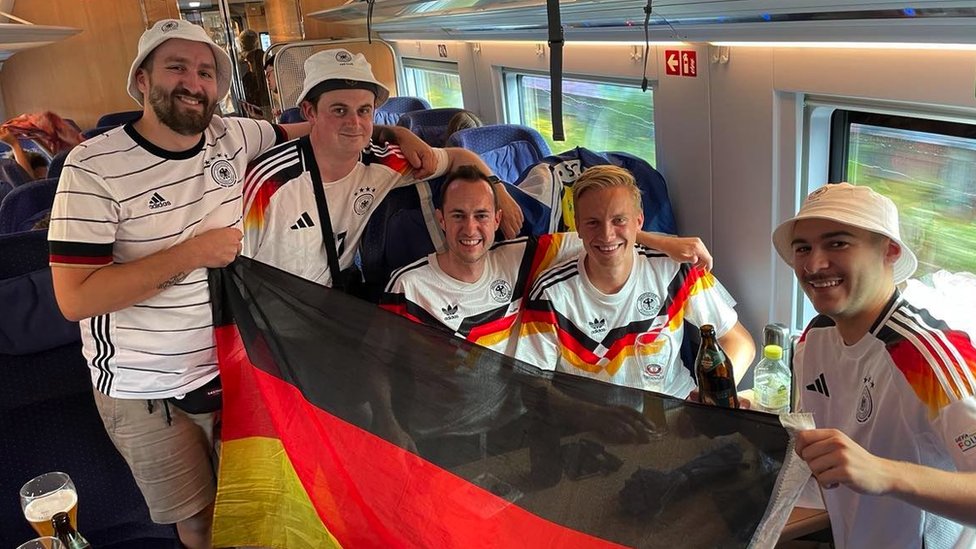 Euro 2024: Dnevnik iz voza - bavarske kobasice, vikinzi i major Tom 4 Ekipa nemačkih navijača iz Minhena i Kajzerslauterna