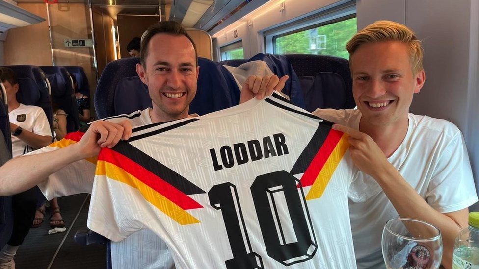 Euro 2024: Dnevnik iz voza - bavarske kobasice, vikinzi i major Tom 3 Valentin Hegel (levo) i Nik Finster (desno)