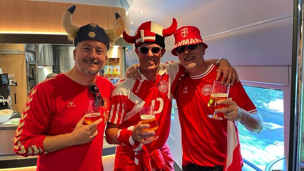 Euro 2024: Dnevnik iz voza - bavarske kobasice, vikinzi i major Tom 6 Jans Nilsen (u sredini), Kristijan Toft (prvi zdesna) i njihov prijatelj u vagon restoranu na putu za Dortmun