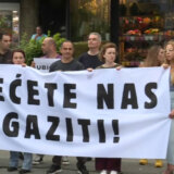 Građani se okupili ispred Pinka zbog devojčice udarene kolima na pešačkom prelazu 1