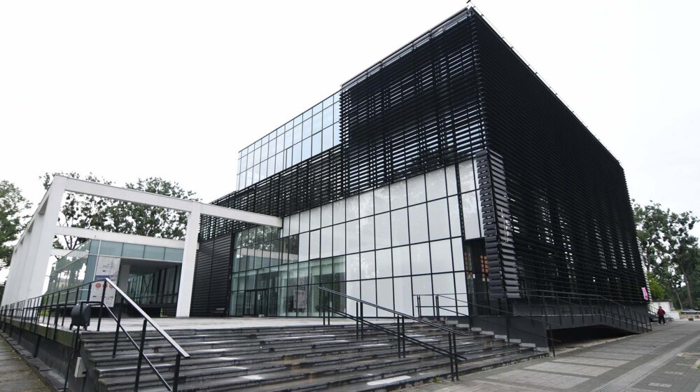 Blokada Rektorata: Policija pozvana zbog transparenta o SNS rektoru 1