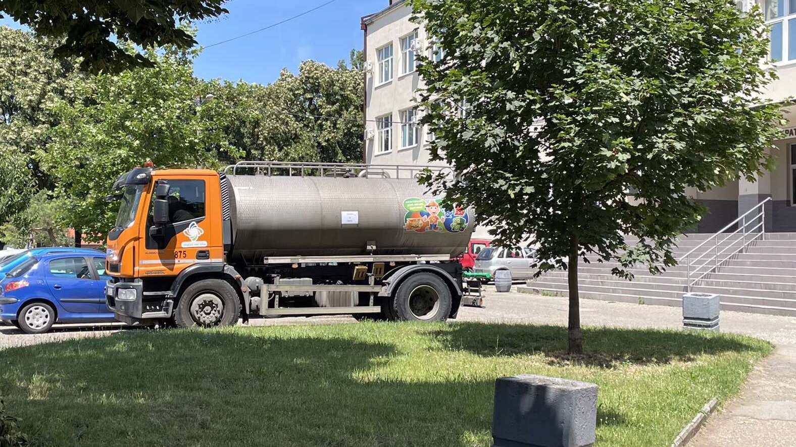 Zemun bez vode na 30 stepeni: Građani satima čekali auto-cisterne sa pijaćom vodom, u prodavnicama voda "planula" (FOTO) 3