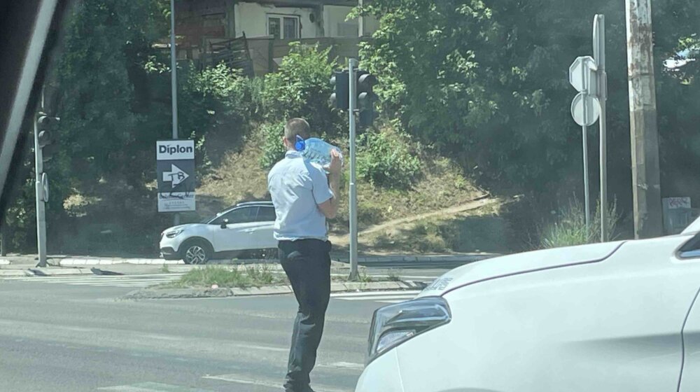 Zemun bez vode na 30 stepeni: Građani satima čekali auto-cisterne sa pijaćom vodom, u prodavnicama voda "planula" (FOTO) 1