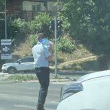 Zemun bez vode na 30 stepeni: Građani satima čekali auto-cisterne sa pijaćom vodom, u prodavnicama voda "planula" (FOTO) 8