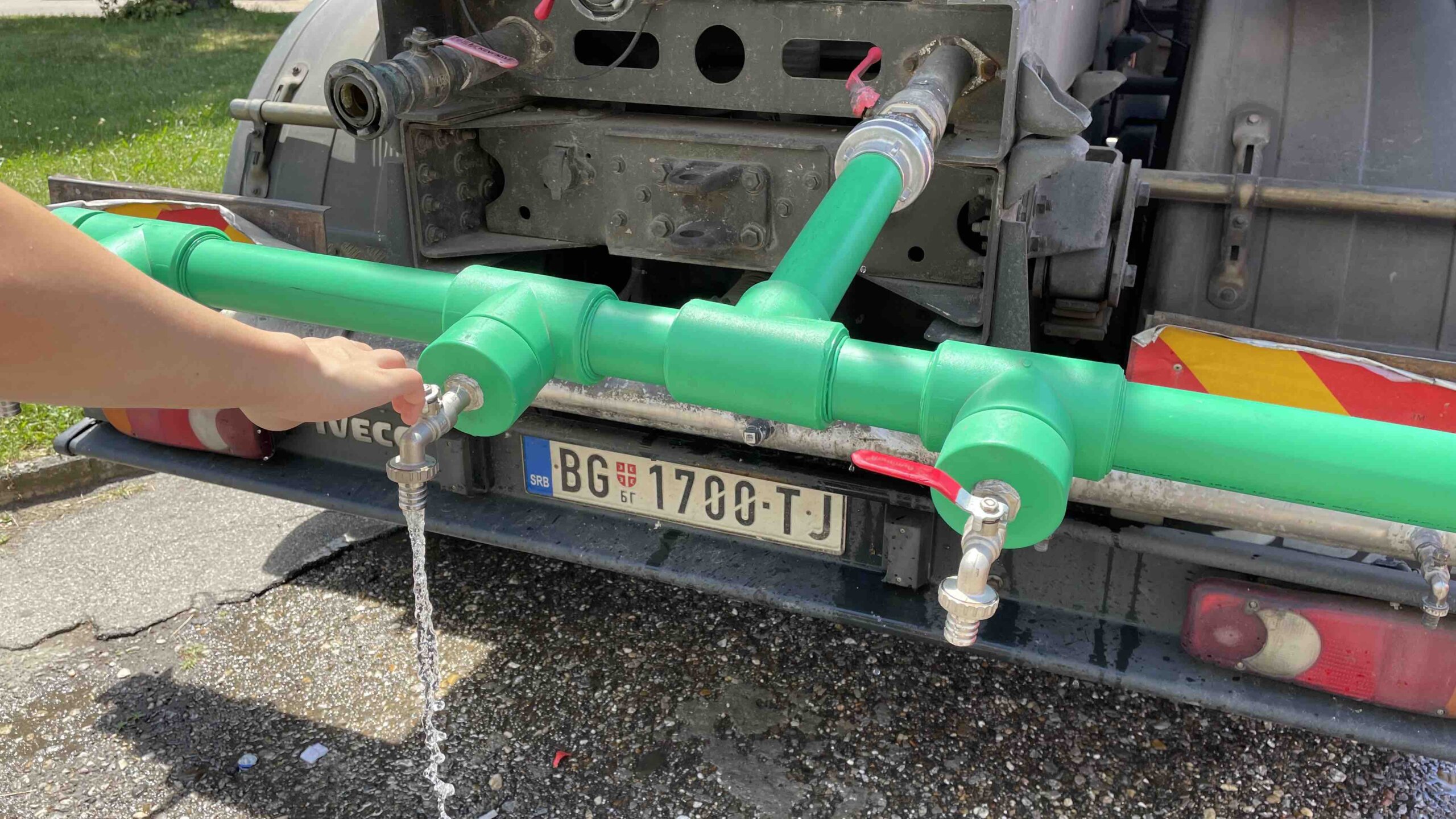 Zemun bez vode na 30 stepeni: Građani satima čekali auto-cisterne sa pijaćom vodom, u prodavnicama voda "planula" (FOTO) 4