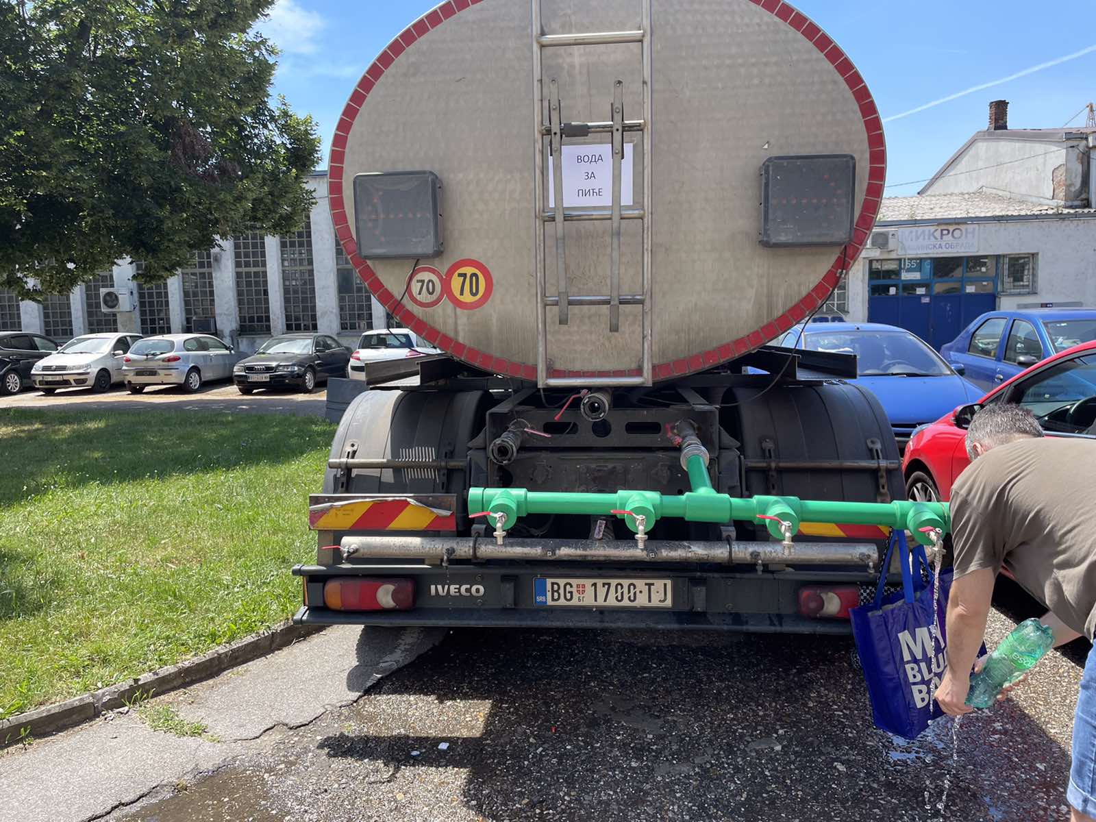 Zemun bez vode na 30 stepeni: Građani satima čekali auto-cisterne sa pijaćom vodom, u prodavnicama voda "planula" (FOTO) 5