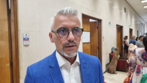 Zadatak “uvrtanja ruke” SPS-u i ministru policije Ivici Dačiću sada je dobio i Saša Borojević, autor emisije “Teorija zavere”, u čijem poslednjem izdanju su iznete brojne kritike na račun rada ovog ministra u slučaju devojčice Danke Ilić, ocenjuju sagovornici Danasa, koji ukazuju i da je to najverovatnije deo šire borbe za preuzimanje MUP-a od strane BIA.