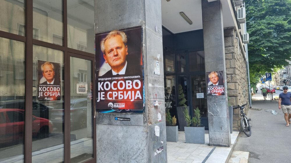 Lik Slobodana Miloševića i natpis "Kosovo je Srbija" osvanuli na plakatima ispred Danasa 1