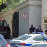 Pripadnik Žandarmerije ustreljen samostrelom u vrat ispred ambasade Izraela u Beogradu, napadač ubijen 11