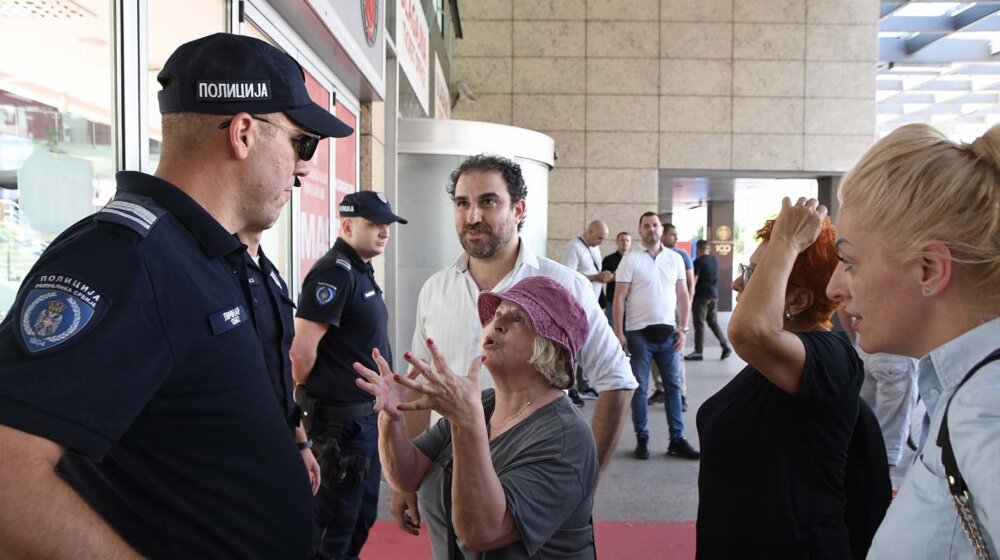 (VIDEO)Opozicija u Novom Sadu tvrdi da je SNS ispod 50 odsto, građani se razišli ispred Sajma 1