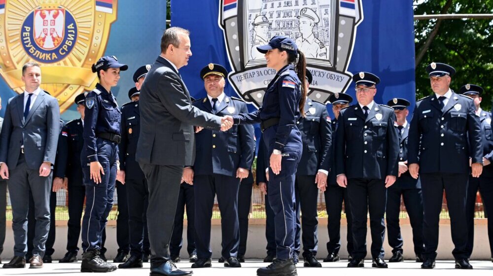 Ministar Dačić na promociji nove klase policajaca u Sremskoj Kamenici poručio: "Sada ste deo tima koji je tu da štiti i služi građanima" 1