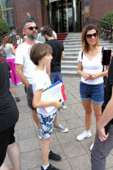 menjaža razmena sličica ispred hotela Moskva I venčanje može da pričeka kad su sličice u pitanju: Kako izgleda menjaža kod hotela Moskva (FOTO) 7