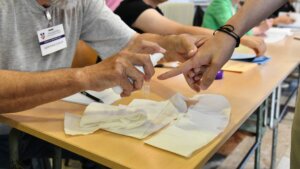 Stranka Srbija centar (Srce) saopštila je da je Srpska napredna stranka organizovala nezakonite izbore za Savete mesnih zajednica u Vranju, a da su tokom noći i jutra oduzimali džakove sa izbornim materijalom i smenjivali članove biračkih odbora.