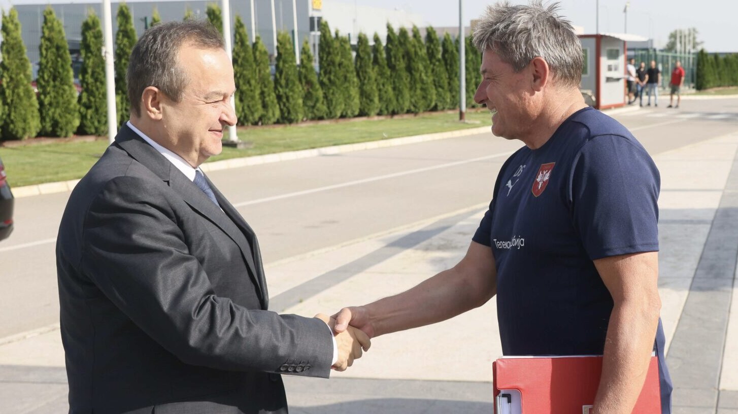 Ivica Dačić prisustvovao treningu fudbalske reprezentacije: Za bezbednost igrača u Nemačkoj brinuće i 20 srpskih policajaca (VIDEO) 2 Ivica Dačić prisustvovao treningu fudbalske reprezentacije: Za bezbednost igrača u Nemačkoj brinuće i 20 srpskih policajaca (VIDEO) 2