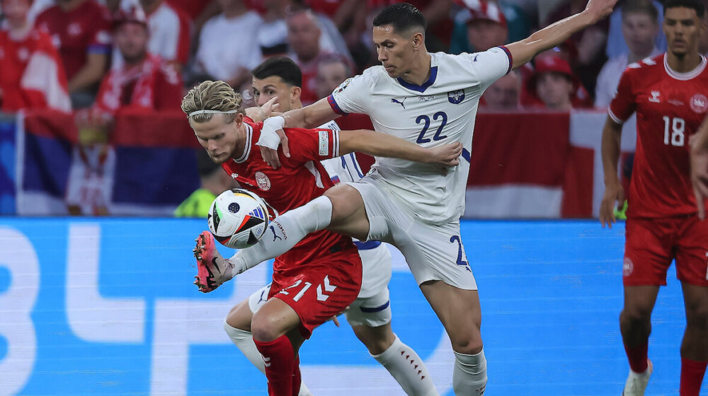 Milorad Dodik u navijačkom raspoloženju, tri prsta i zastava: Banjalučani gledaju meč iz Minhena u dvorani „Borik“ 1