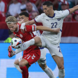 Milorad Dodik u navijačkom raspoloženju, tri prsta i zastava: Banjalučani gledaju meč iz Minhena u dvorani „Borik“ 14