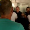 (VIDEO) Incident ispred Novosadskog sajma: Došlo do koškanja okupljenih i policije, nekolicina ljudi pobegla iz zgrade sa kutijama 8