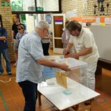 "Više slučajeva porodičnog glasanja": Šta su sve posmatrači Cesida uočili na biračkim mestima od 9 do 11 sati? 7