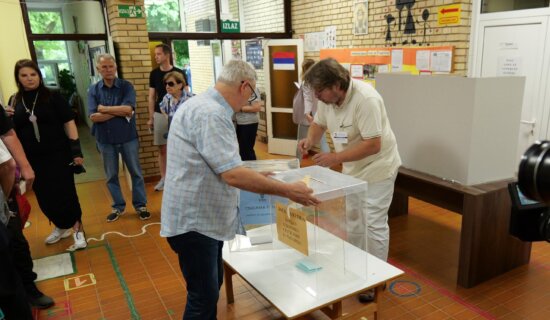 "Više slučajeva porodičnog glasanja": Šta su sve posmatrači Cesida uočili na biračkim mestima od 9 do 11 sati? 6