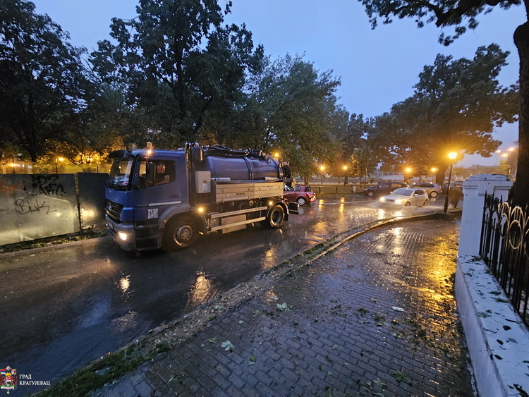 Šteta na seoskom području ali i u samom centru: Nevreme sa gradom pogodilo Kragujevac (VIDEO, FOTO) 2