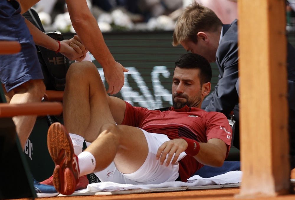 Novak Đoković pobedio u osmini finala Rolan Garosa: Uprkos povredi kolena šampion došao do neverovatnog trijumfa 2 Novak Đoković pobedio u osmini finala Rolan Garosa: Uprkos povredi kolena šampion došao do neverovatnog trijumfa 2
