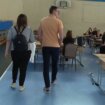 Nepoznati ljudi u sportskom centru Banjica: Sumnja se u zloupotrebu izbornog procesa (VIDEO) 13