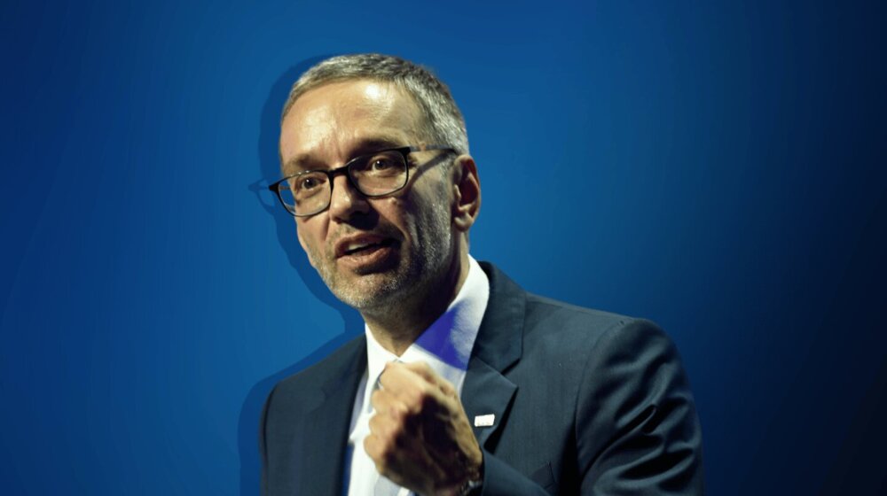 "Nesuđeni novinar koji voli ekstremne sportove": Ko je Herbert Kikl, čija je Slobodarska stranka pobedila na izborima za EP u Austriji? 1